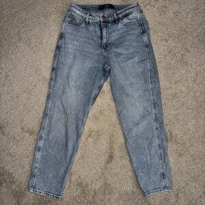 Hollister Curvy High-Rise Mom Jeans – Size 7R / W28 L27